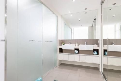 SK2 - CHARMING Skyline CBD w River Views 3 BR Private Apartment (SK2 - 3BR with Pool Gym Steam Room in Story Bridge)1