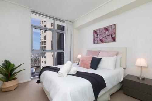 SK2 - CHARMING Skyline CBD w River Views 3 BR Private Apartment (SK2 - 3BR with Pool Gym Steam Room in Story Bridge)0