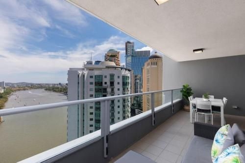 SK2 - CHARMING Skyline CBD w River Views 3 BR Private Apartment (SK2 - 3BR with Pool Gym Steam Room in Story Bridge)4