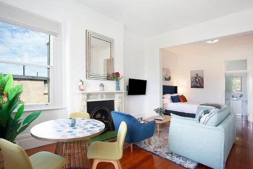 Spacious Studio With Balcony in Inner-City Glebe0