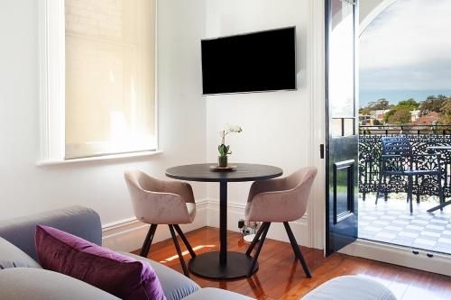 Charming Studio With Balcony in Inner-City Glebe0