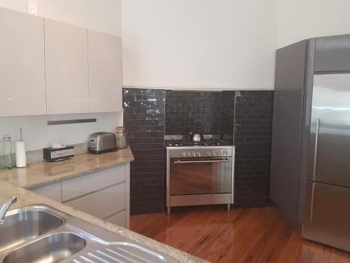 Newcastle Short Stay Accommodation - Cooks Hill Cottage (Newcastle Executive Homes - Cooks Hill Cottage)2