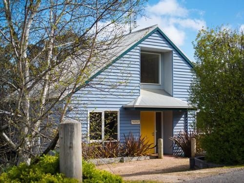 Boatshed Villa Yellow Door1