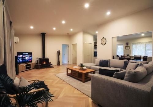 The Birch House - Silver Birches Luxury Accommodation Bright0