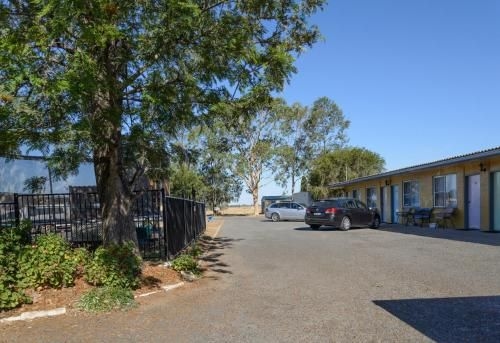 Artesian Motor Inn0