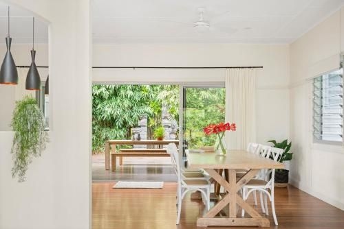 A Perfect Stay - The White Rabbit0