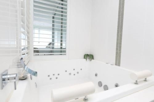 Waterline Penthouse 3041