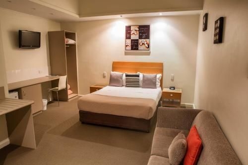Burkes Hotel Motel0