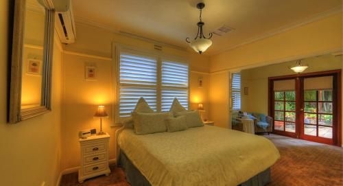 Hillview Oak B&B1