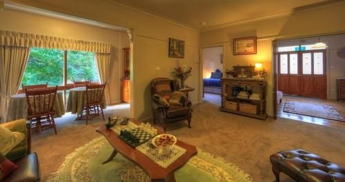 Hillview Oak B&B0