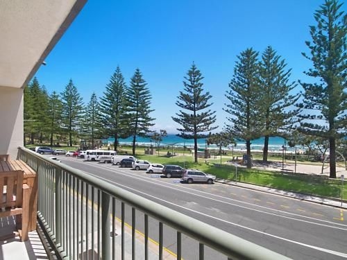 Kingston Court unit 7 - Right on the beach in Rainbow Bay, great location.4