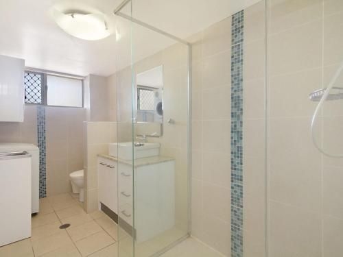 Kingston Court unit 7 - Right on the beach in Rainbow Bay, great location.2