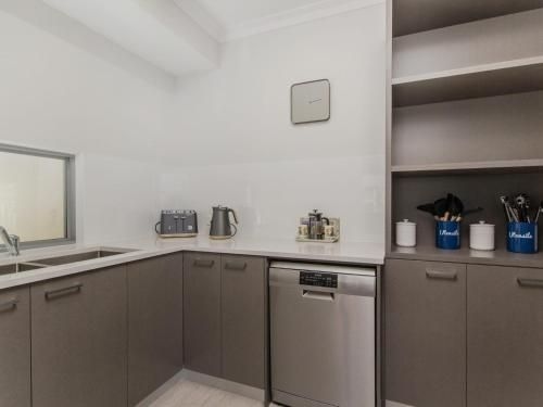 Aqua Vista - Luxury Front Row Canal Estate in Mandurah (Aqua Vista)3