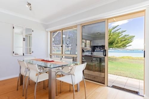 Sandy Beach House - Corlette Waterfront3