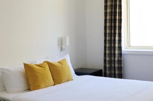 Collins Hotel2