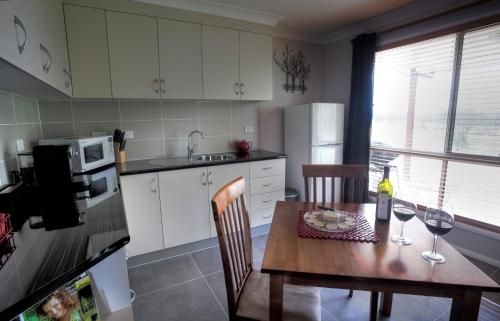 Maric Park Cottages0