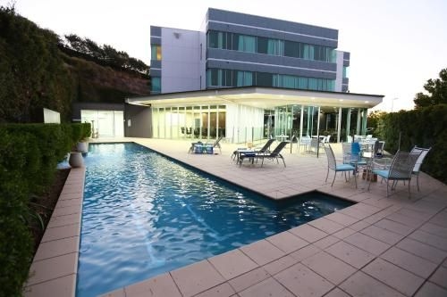 Springfield Lakes Hotel0