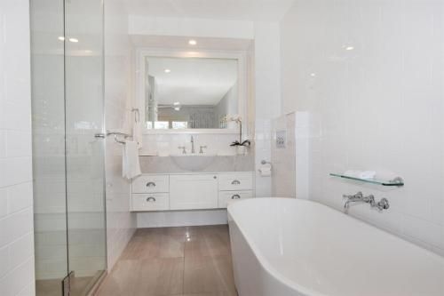 Coolum Baywatch Luxury Style Penthouse, Linen Included, WIFI, 500 Bond4