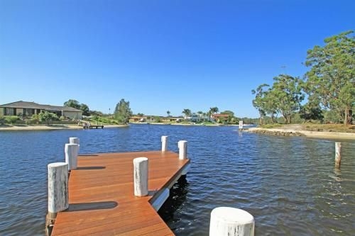 Unbeatable Waterfront Location3