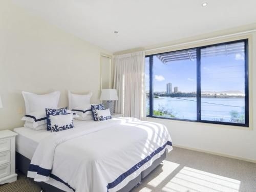 Currumbin Beachside Holiday Home0
