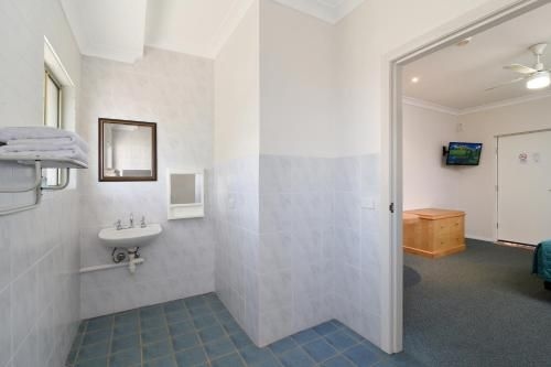 Catalina Motel Lake Macquarie3