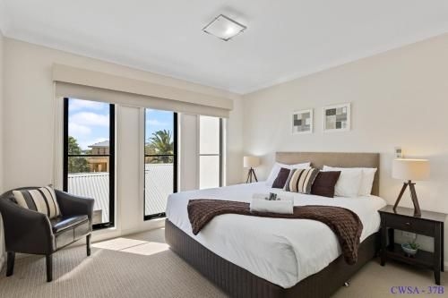 Cypress waterfront spa apartment4