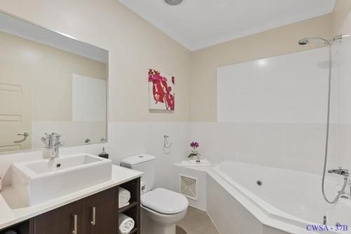 Cypress waterfront spa apartment2