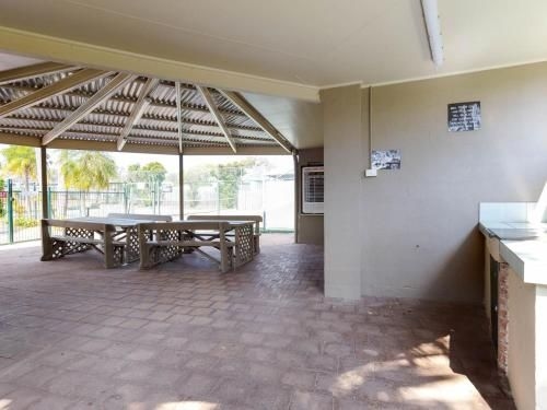 13 'Carindale', 19 Dowling Street - large ground floor unit with pool & tennis court4