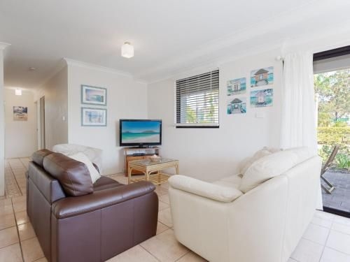 13 'Carindale', 19 Dowling Street - large ground floor unit with pool & tennis court2