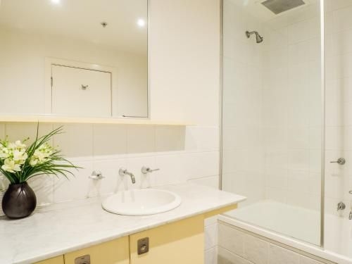 Waterfront (Yarra St) by Gold Star Stays2