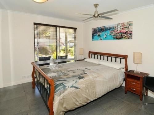 Coorumbong 36 - 6 BDRM Canal Home With Pool4