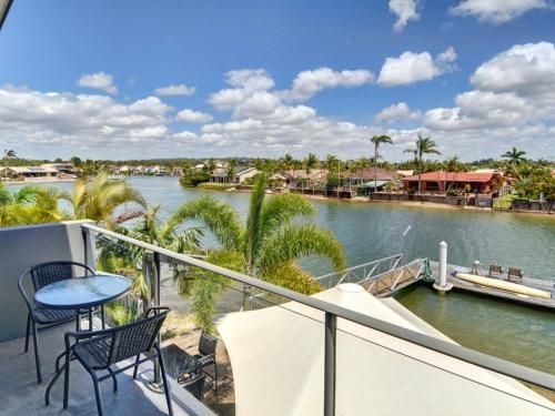 Coorumbong 36 - 6 BDRM Canal Home With Pool2