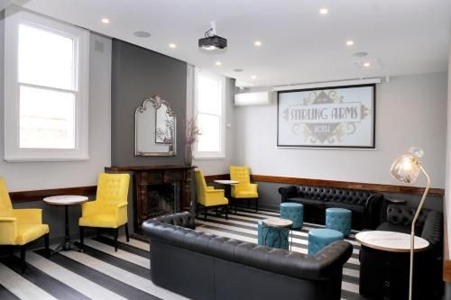 เดอะ สเตอร์ลิง อาร์มส์ โฮเทล (The Stirling Arms Hotel)0
