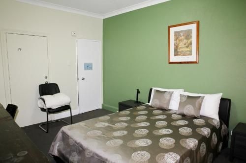 แฮมป์ตัน คอร์ต อพาร์ตเมนต์ (Hampton Court Apartments)1