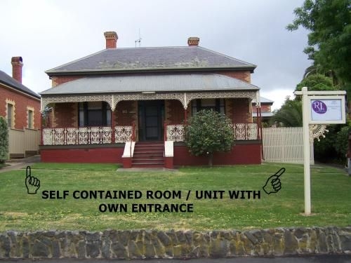 RJ's Bed & Breakfast0