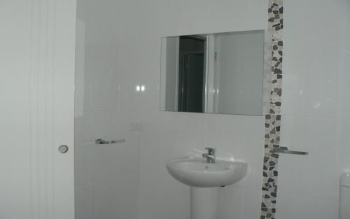 Breezes Apartments4