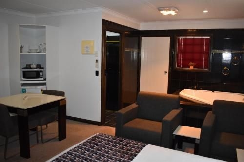 Roundhouse Motel2