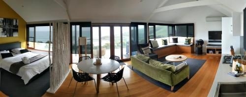 Points South By The Sea0