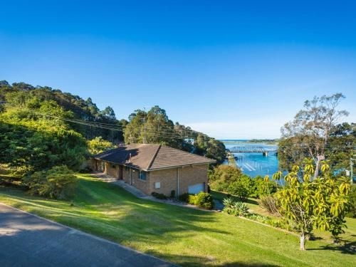 2 Water Crescent - Retro Haven4