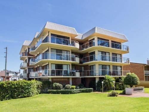 Champagne Court 1 with Water Views2