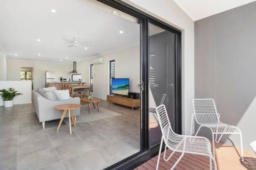 DAYDREAMING Airlie Beach, Water views & only 200m to boardwalk.3