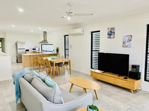 DAYDREAMING Airlie Beach, Water views & only 200m to boardwalk.0