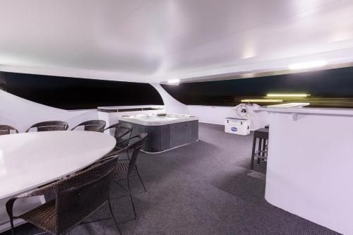 All Seasons Houseboats2