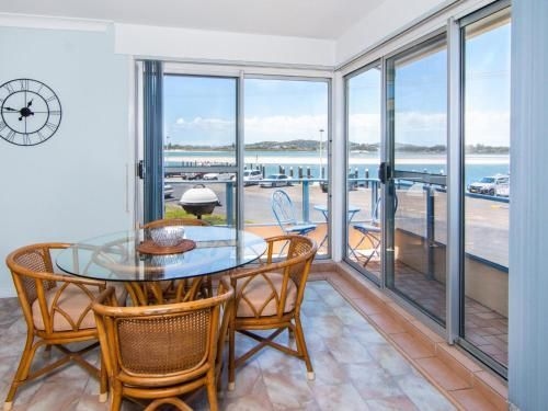 Fairholme 8, Perfect Lakefront Position0
