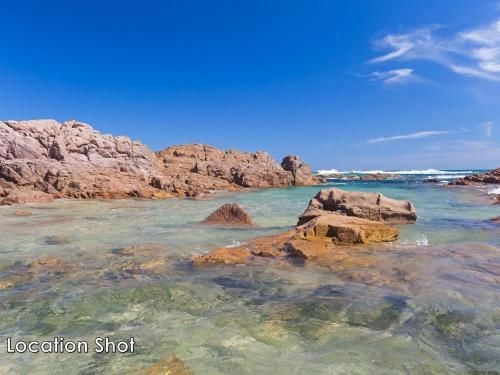 The Whale Watcher', 1/6 Birubi Lane - waterfront unit with stunning views, level access2