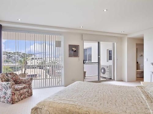 8 'Carrington' 15 Government Road - spacious unit with air conditioning and lift3