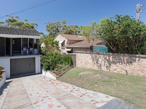 Little Beach House' 4 James Crescent - Little Beach with air con, WiFi and boat parking!4