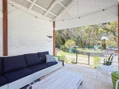 Little Beach House' 4 James Crescent - Little Beach with air con, WiFi and boat parking!1