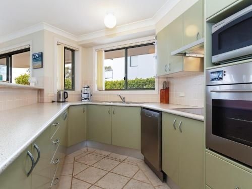 2 'Peninsula Waters' - three bedroom unit with spacious private courtyard & WIFI0