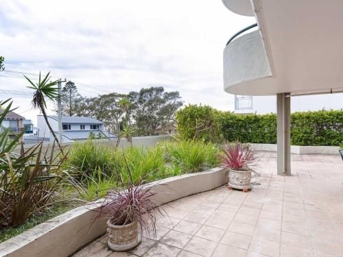 2 'Peninsula Waters' - three bedroom unit with spacious private courtyard & WIFI4